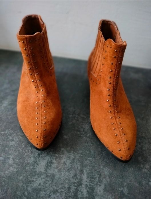 Ciemnobeżowe botki rozm. 38