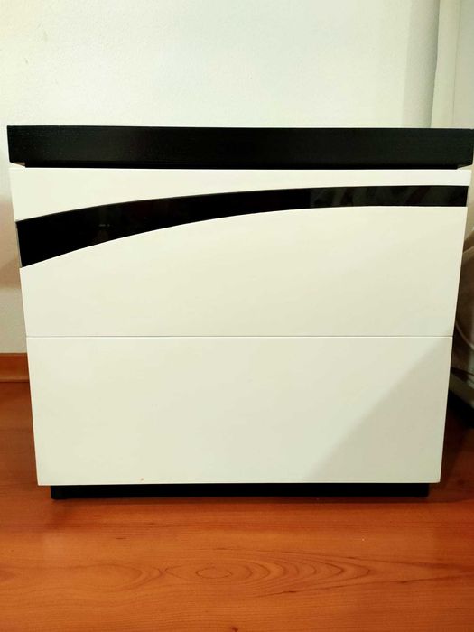 CAMA CASAL COM MESA DE CABECEIRA E COMODA