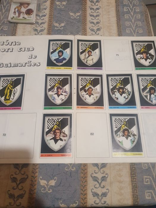 Caderneta incompleta mais os cromos todos de diferentes cadernetas
