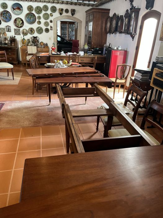 Mesa de jantar antiga, possilvelmente de origem ingles