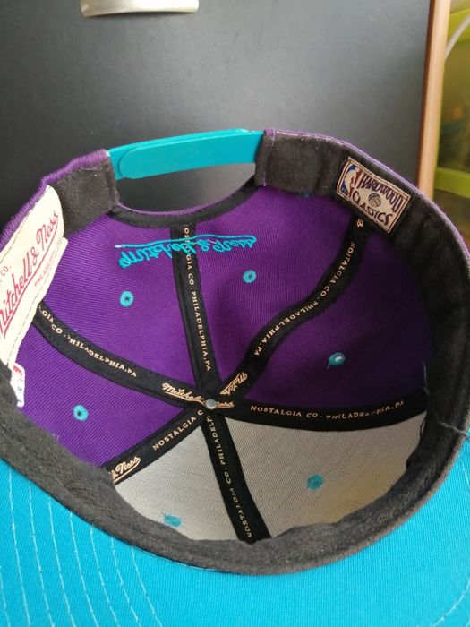 Vários caps e snapbacks