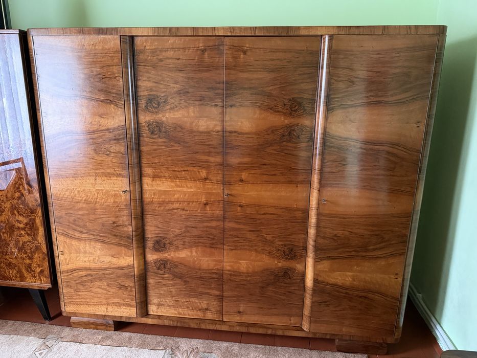 Stara drewniana szafa