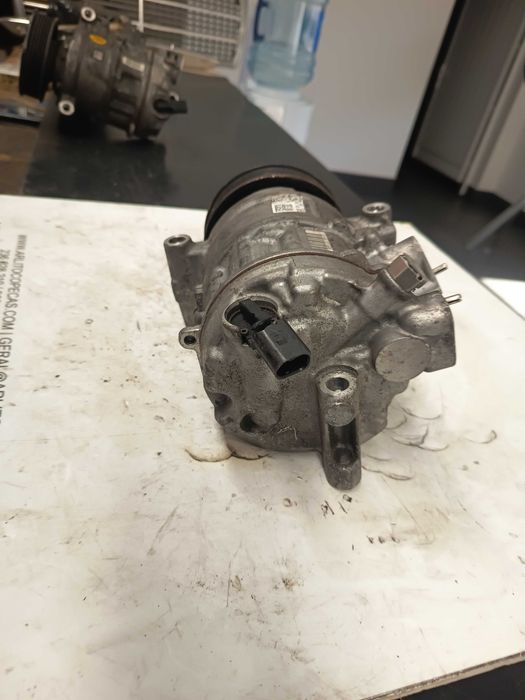 Compressor do ar condicionado Volkswagen Ref:  5Q0820803