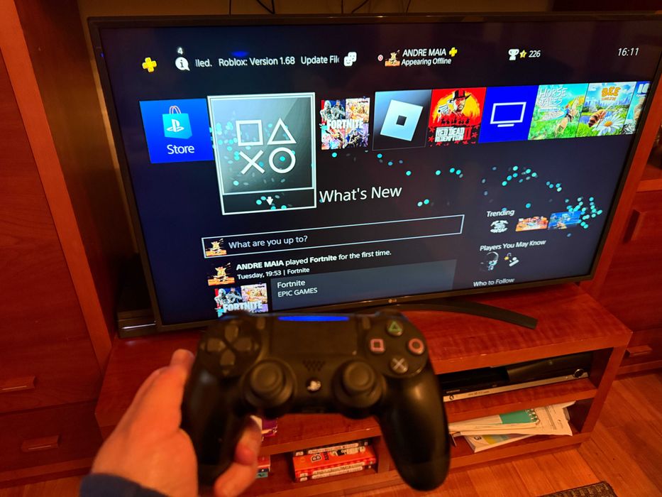 Playstation 4 Pro + 2 comandos + 6 jogos (Sem Caixa e Manuais)