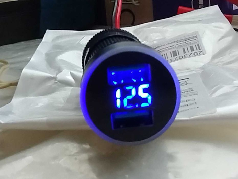Автомобил. зарядное устройство с 2 USB-портами без функции вольтметра