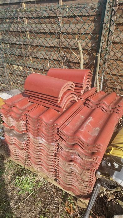 Dachówki czerwone faliste ok. 130szt + gąsiory