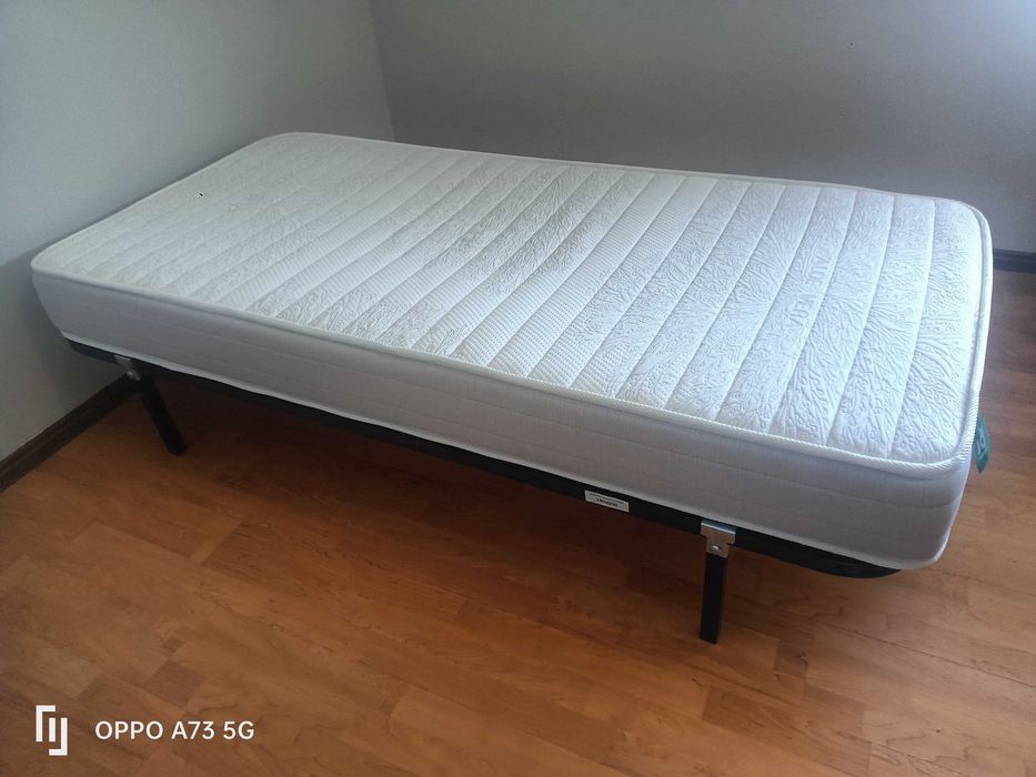 Vendo colchão com cama de solteiro