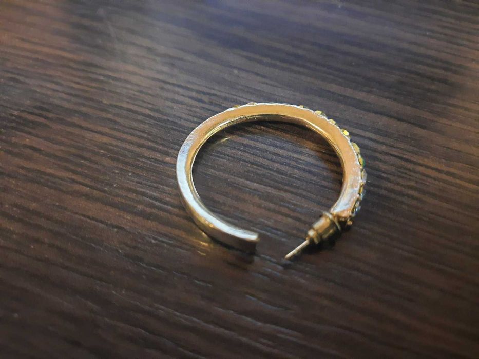 Одна сережка кольцо с разноцветными камушками серьги бижутерия