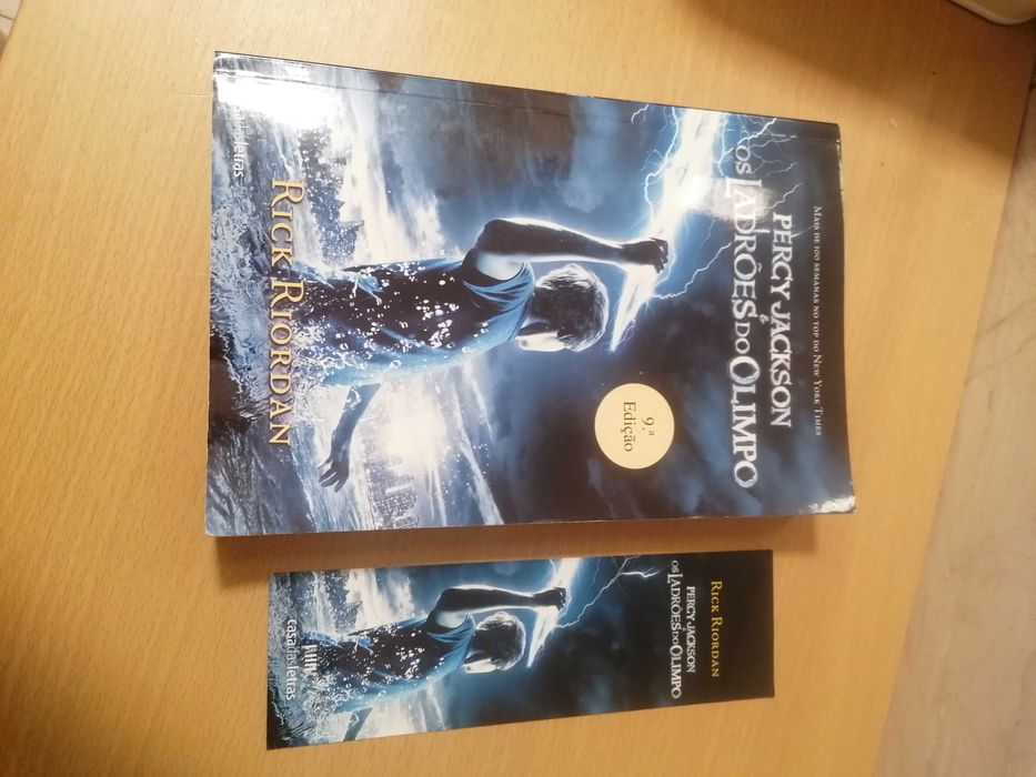 Livro "Percy Jackson os ladrões do olimpo"