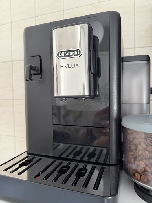Máquina de café automática/ DēLonghi/Rivelia/Onyx Black