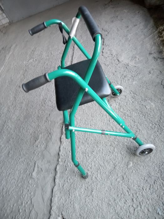 Ходунки для взрослых с колесами и сидением