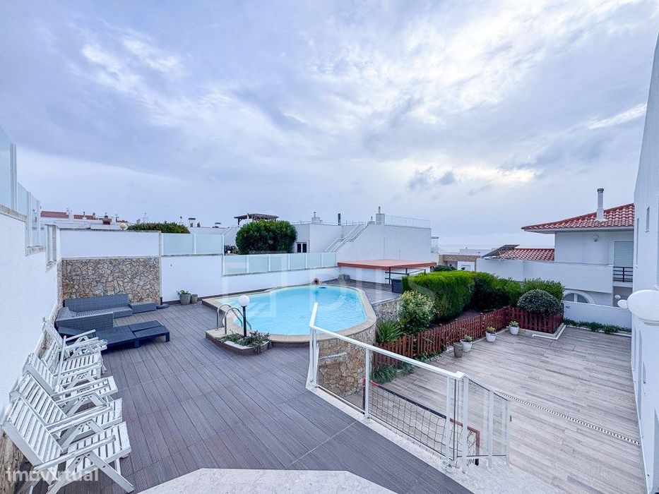 Moradia geminada T5+1 na Ericeira, renovada e próxima do mar