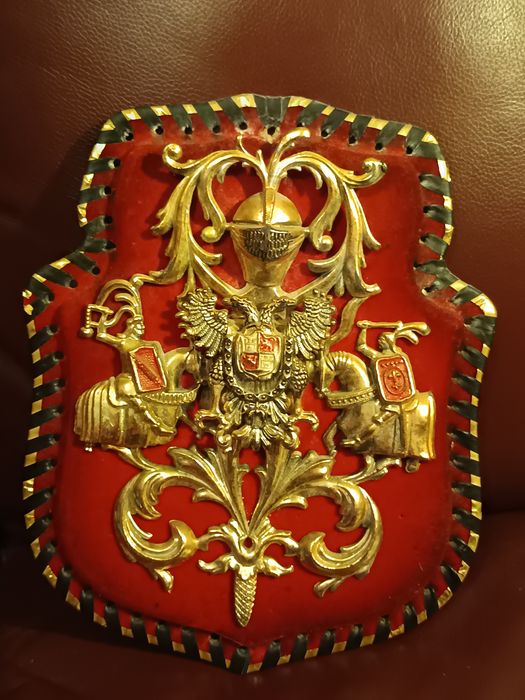 Герб винтажный металл велюр