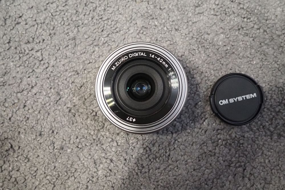 Olympus 14-42mm f/3.5-5.6 EZ Pancake Silver – GWARANCJA do 2028 r. – Mikro 4/3