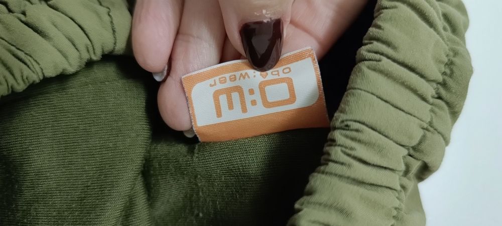 Calças para criança. Cor verde, tem um casaco que faz conjunto. Para 3