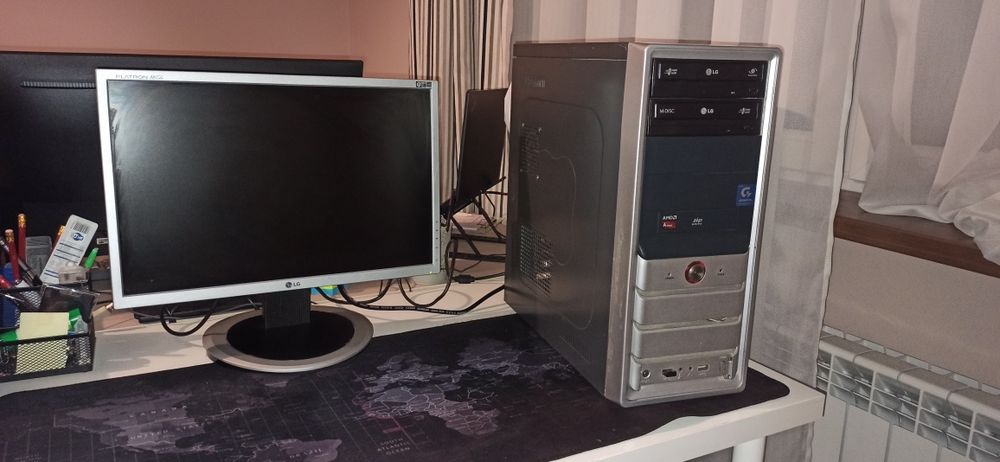 Komputer stacjonarny mustang.