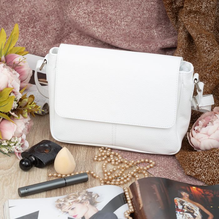 VERA PELLE torebka skórzana listonoszka z klapą i paskiem V556 biała