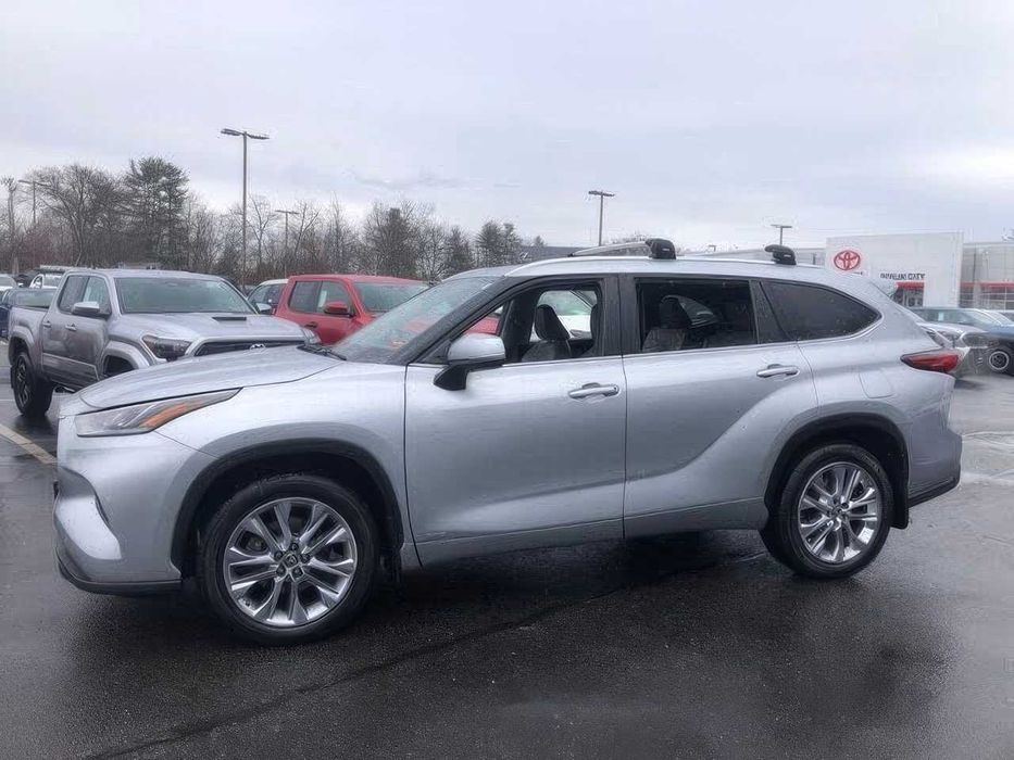 Toyota Highlander Hybrid Limited      2023