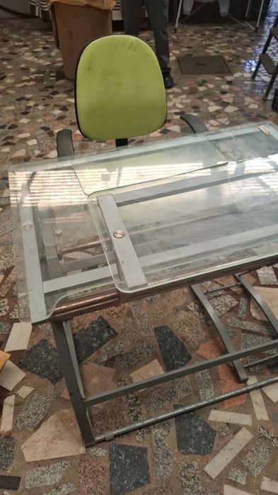 Secretária e cadeira