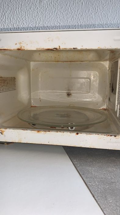 Microondas  a funcionar com  algum uso