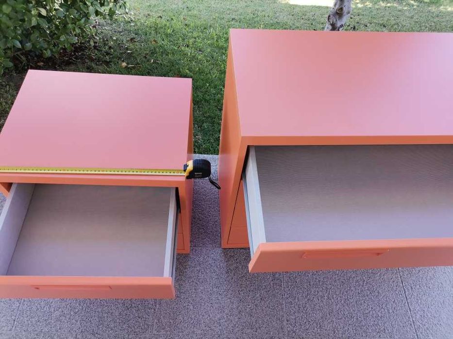 Cómoda e mesinha de cabeceira como novas, cor de laranja da JOM