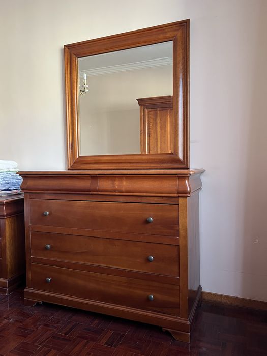 Mobília de Quarto em Cerejeira | Cama com colchão Molaflex + Cómoda com espelho + Mesas de Cabeceira + Guarda-vestidos