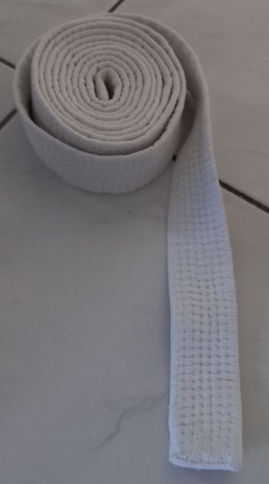 Fato de judo com cinto branco