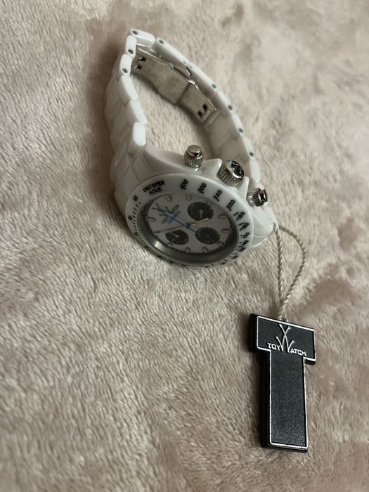 Годиник унісекс дуже стильно виглядає , він керамічний