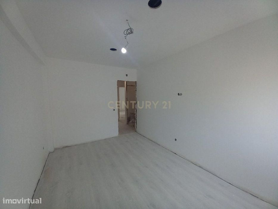 T2 Totalmente Remodelado no Carregado – Cozinha Equipada e Excelente A