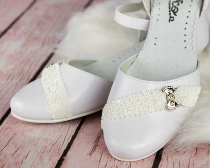 Buty komunijne dziewczęce białe balerinki zapinane z broszką 33