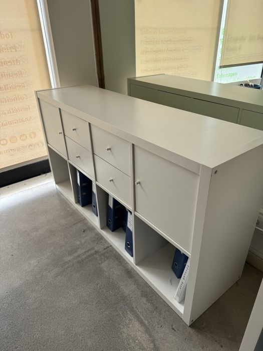 Estante IKEA KALLAX 4x2 branca, com portas e gavetas