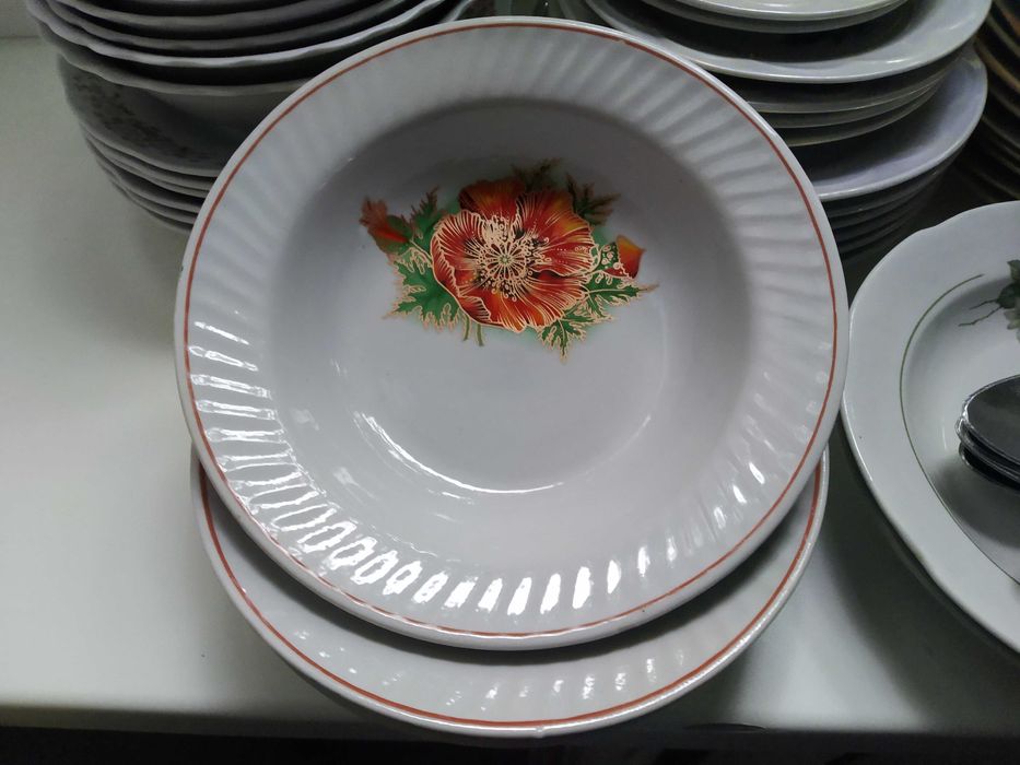 Продам набір тарілок і ложок.