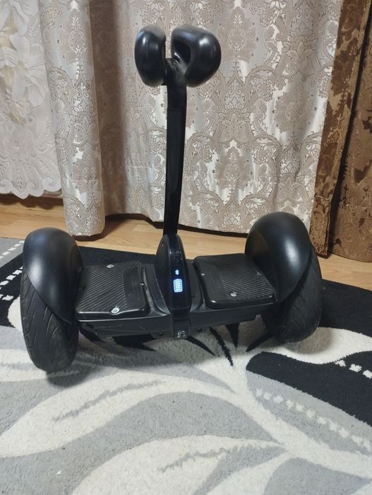 Гіроскутер з зарядним пристроєм в робочому стані