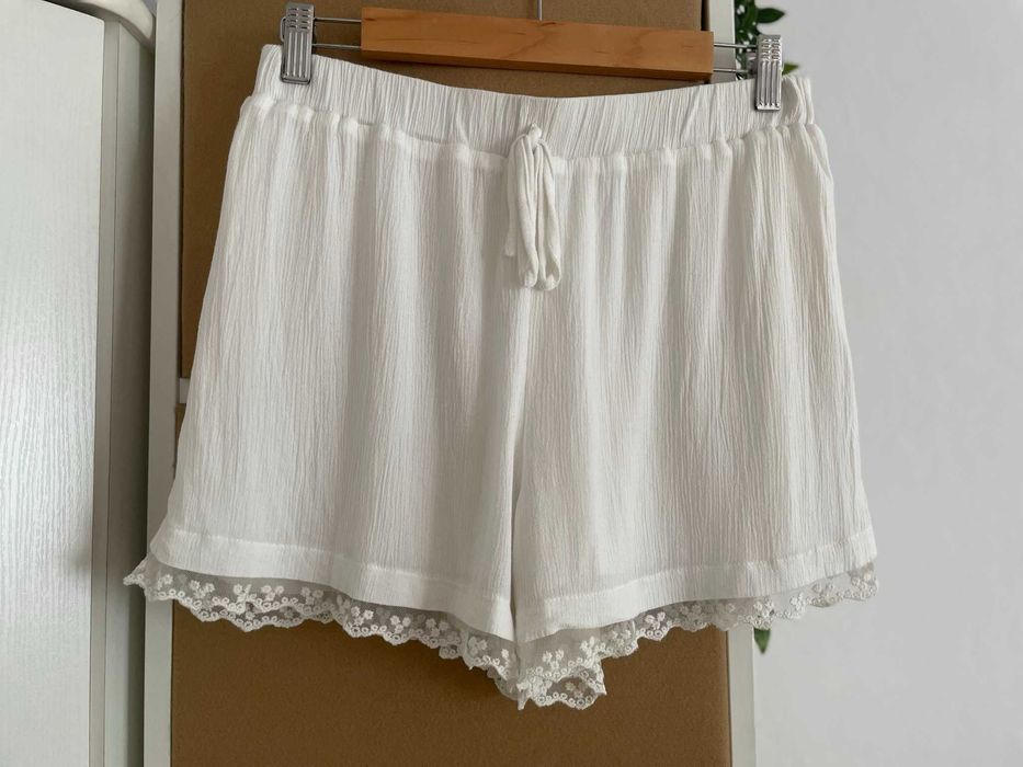 C&A szorty białe krem spodenki koronka haft letnie boho wiskoza M 38