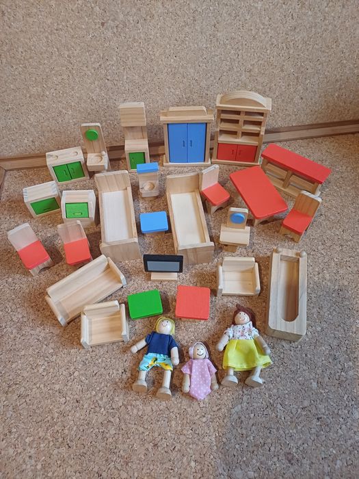 Mobília em madeira para casa de bonecas. Conjunto