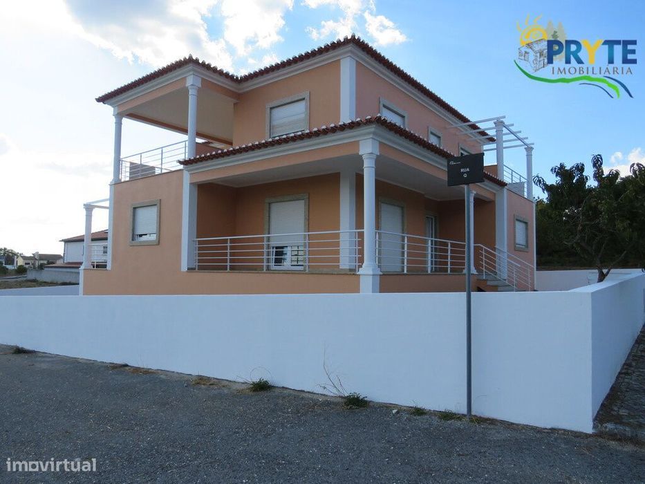 Lote urbano onde se encontra implantada uma Moradia de tipologia T4