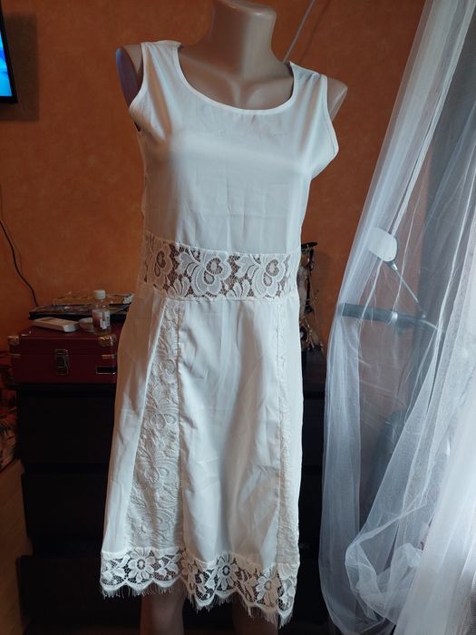 Біла сукня з мереживом