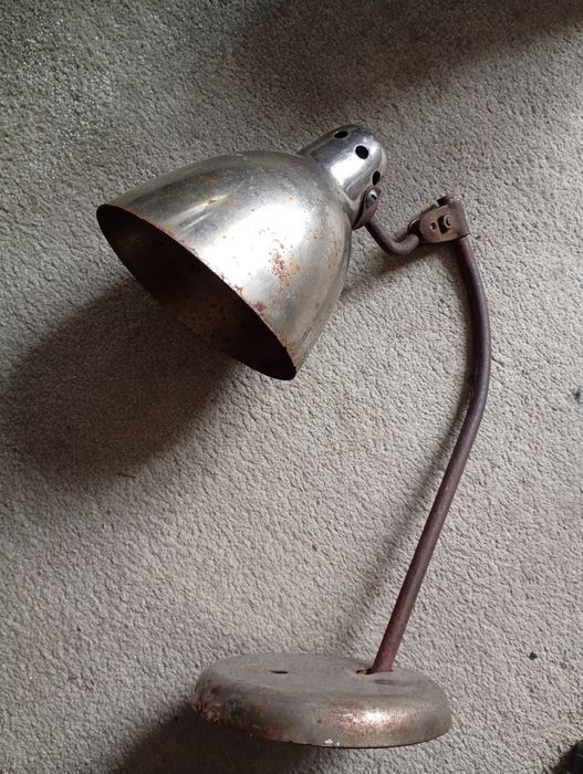 Stara lampa biurkowa skala