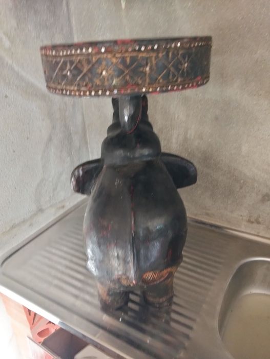 Estatuetas em madeira