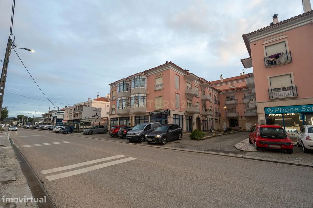 ** Garagem à venda no centro da Lourinhã – 36 m² **