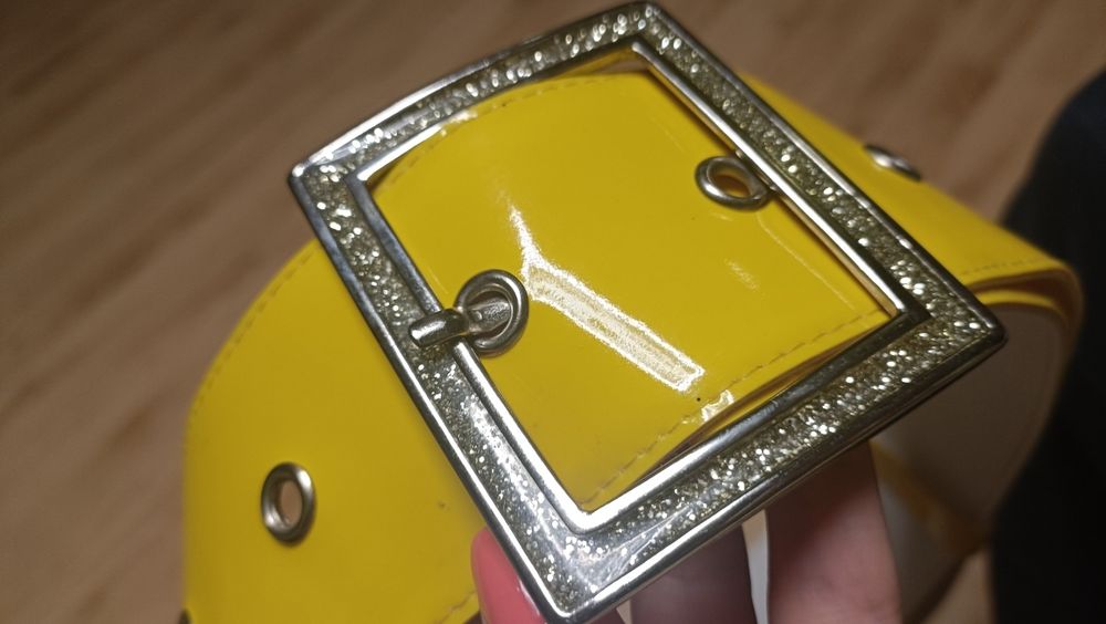 Lakierowany Szeroki Nowy Żółty pasek długość 108cm. Duża kryształowa k
