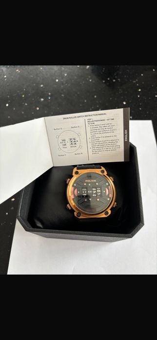 Relogio police dourado e preto