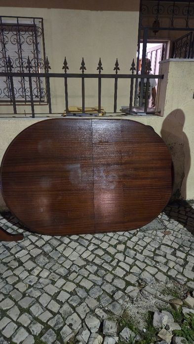 Mesa de jantar em madeira