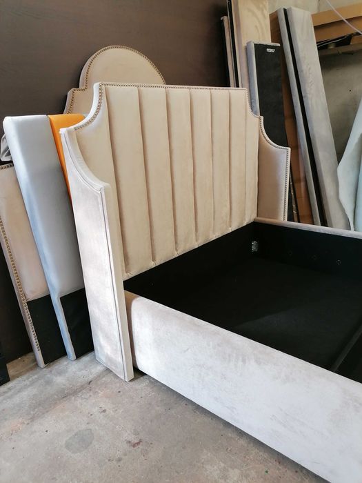 Sypialnia łoże ozdobne pinezki gwoździe łóżko glamour king panele