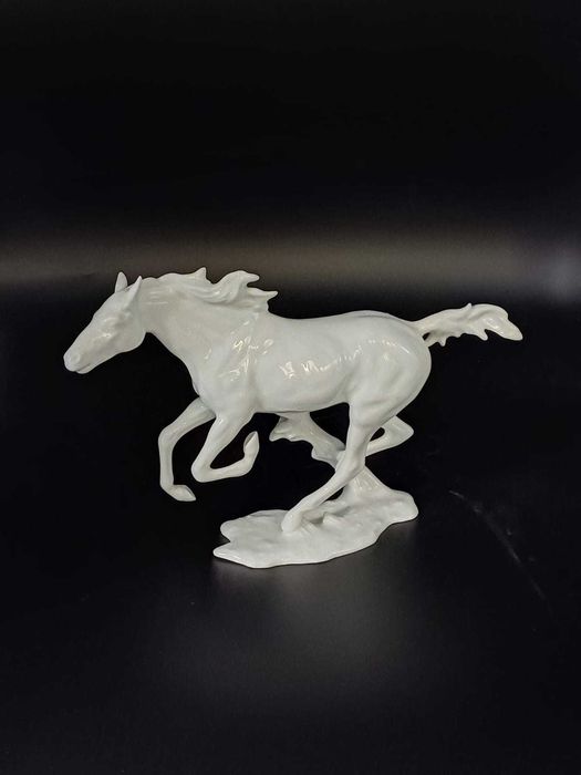 Cavalo em Porcelana Alemã
