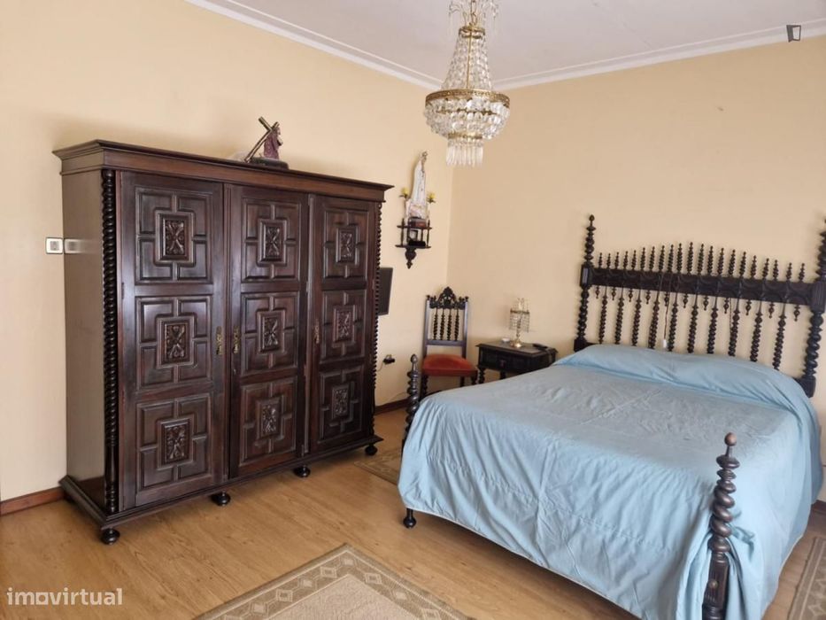 Quarto - localizado em Valadares Porto