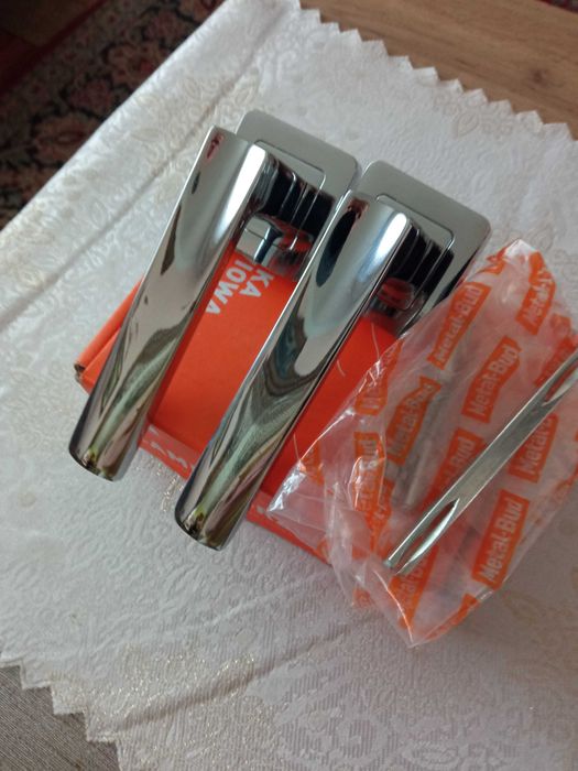 Klamka drzwiowa z kwadratowym szyldem