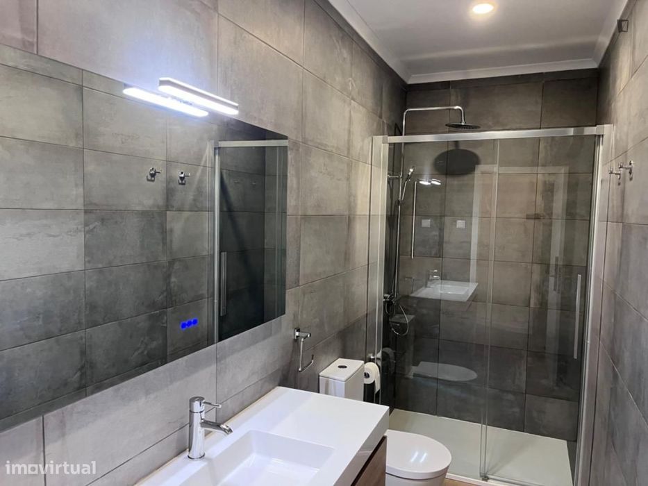 Quarto - localizado em São Sebastião Lisbon