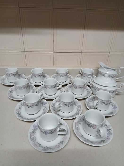 Conjunto de café.  12 chávenas com pires um  bule e um açucareiro.
