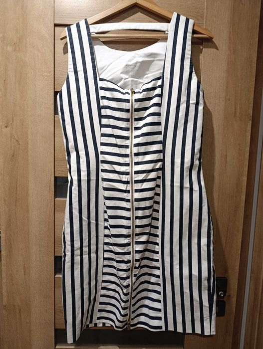 Ciekawa sukienka w biało-granatowe paski H&M
